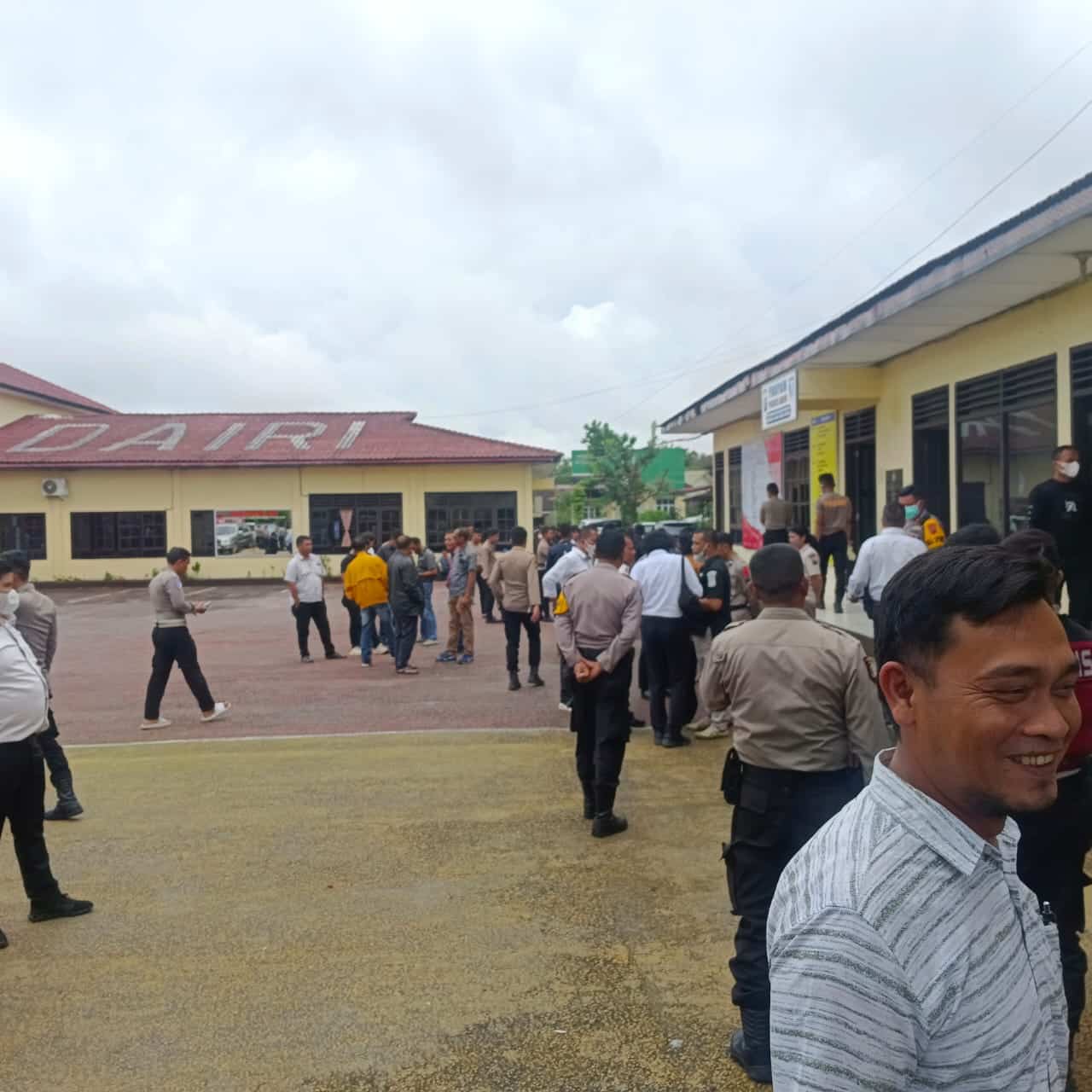 Masyarakat dan personel Polres mendatangi lokasi peristiwa gantung diri. (Ist)