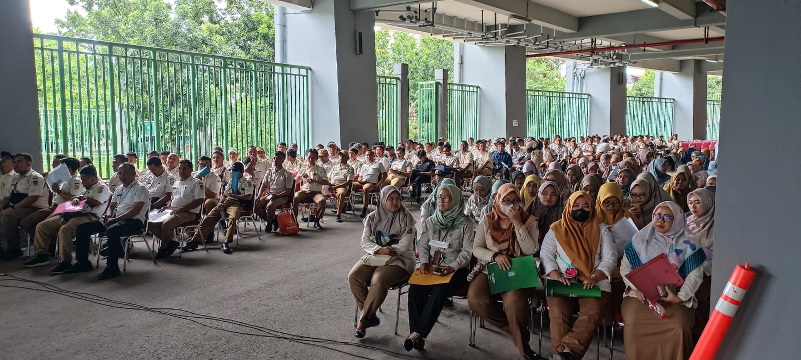 Ratusan TKK yang ikut tes medical check up di Stadion Patriot Candrabhaga Kota Bekasi, Rabu (8/1/2025). (KIS/Joy Andre).