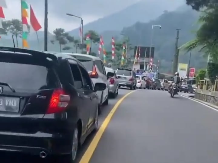 Ribuan kendaraan padati Puncak pada libur akhir pekan di Minggu keempat Januari 2025. (Nicko)