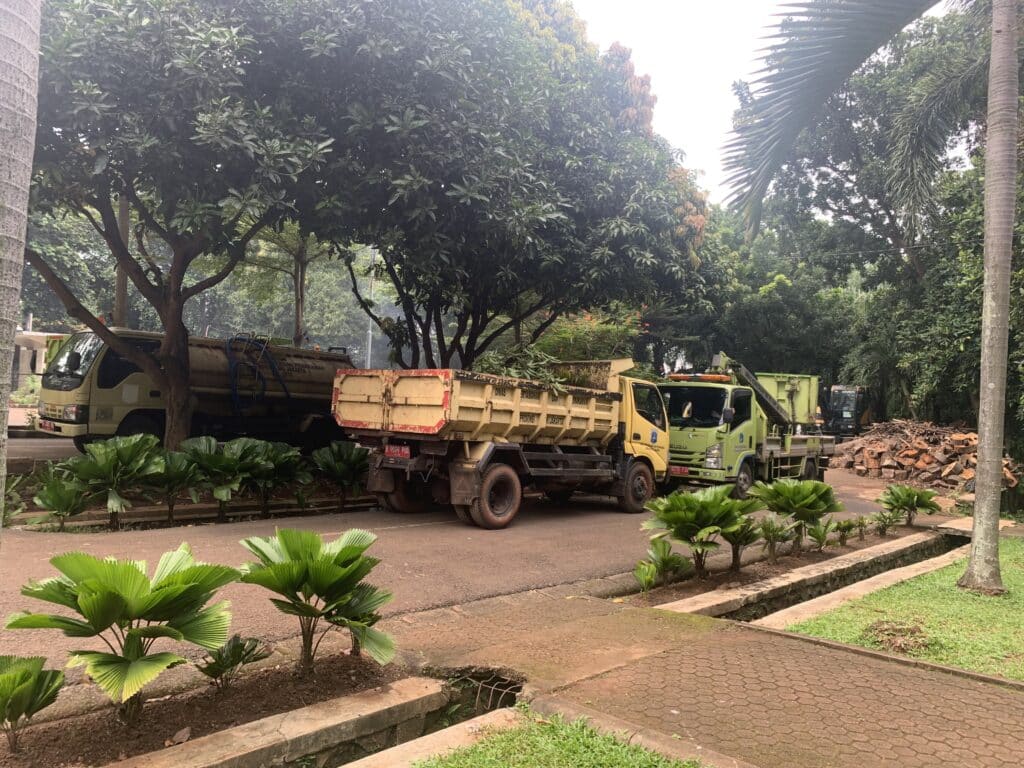 BKT ‘Lumpuh’ oleh Sampah, 15 Truk Dikebut Tiap Hari Demi Kejar Target