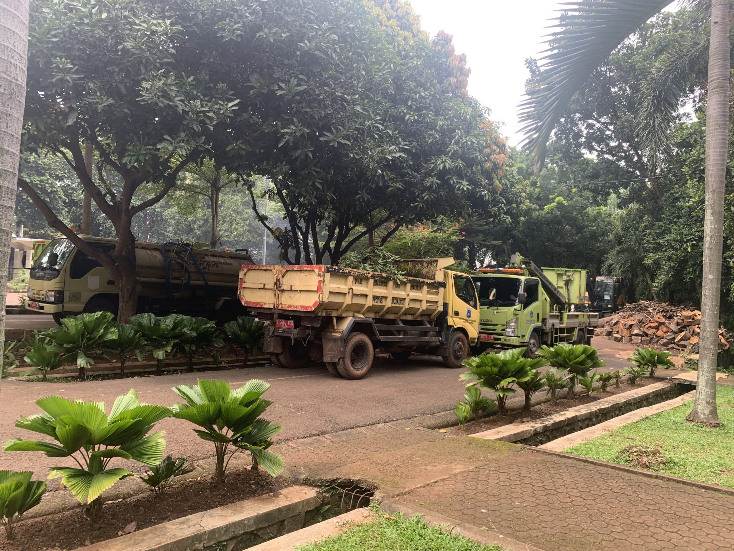 Truk-truk disiapkan untuk mengangkut sampah di Buperta Ragunan, Jakarta Selatan, pada Senin (27/1/2025). (Aris MP)