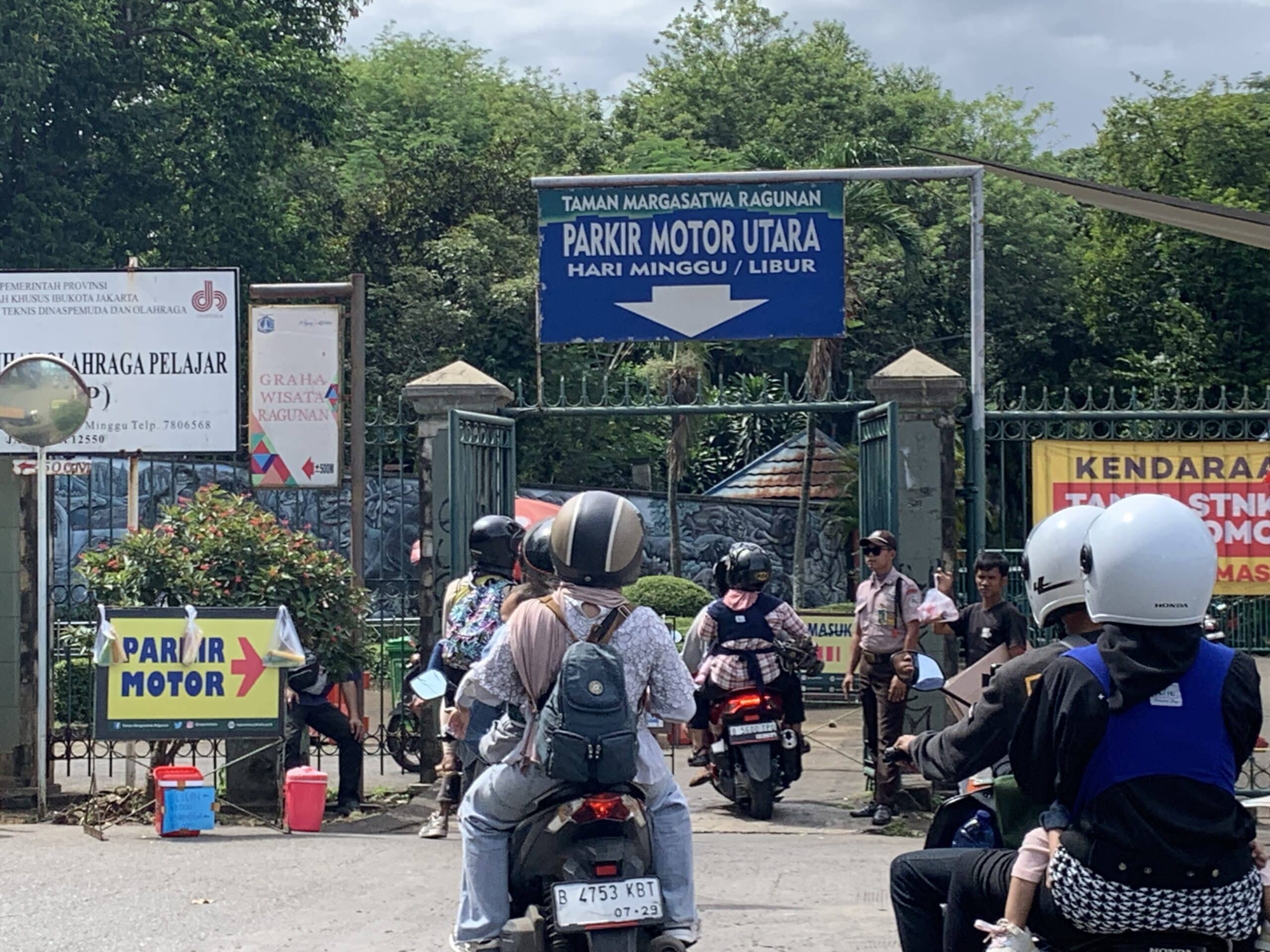 Parkir Motor di Taman Margasatwa Ragunan, Jakarta, harus membawa STNK. (Foto: Aris MP)
