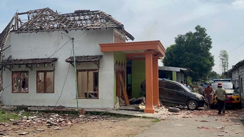 rumah polisi meledak