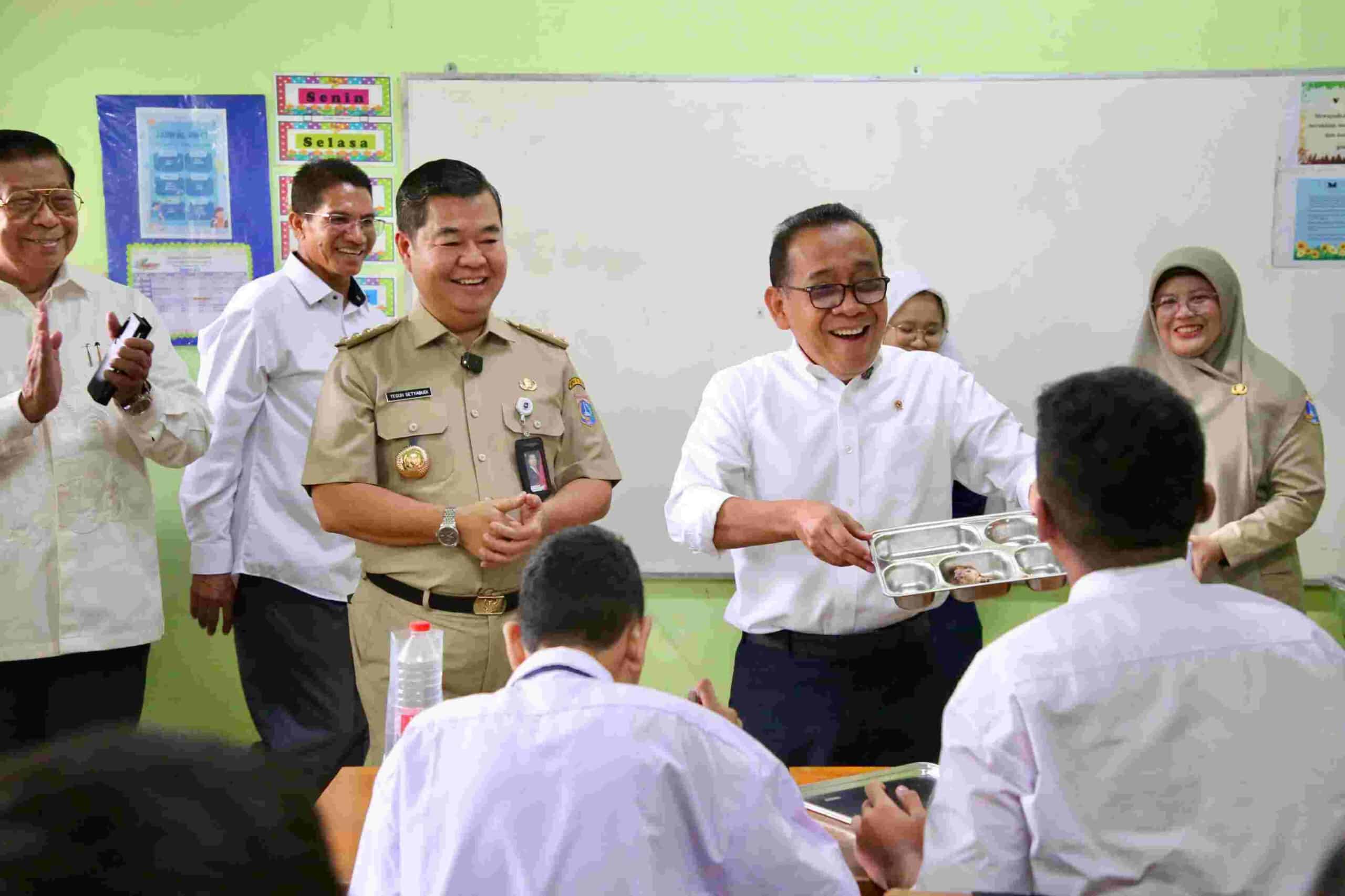 Pj Gubernur Jakarta Teguh Setyabudi meninjau pelaksanaan program Makan Bergizi Gratis (MBG) di Sekolah Luar Biasa (SLB) Cahaya, Kelapa Gading Permai, (Humas Pemprov)