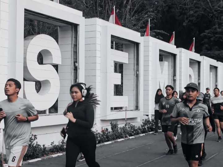 Lapangan Sempur, selain jadi destinasi utama pencinta jogging Lokasi ini juga menjadi tempat favorit untuk bersuafoto (KIS/NICKO)