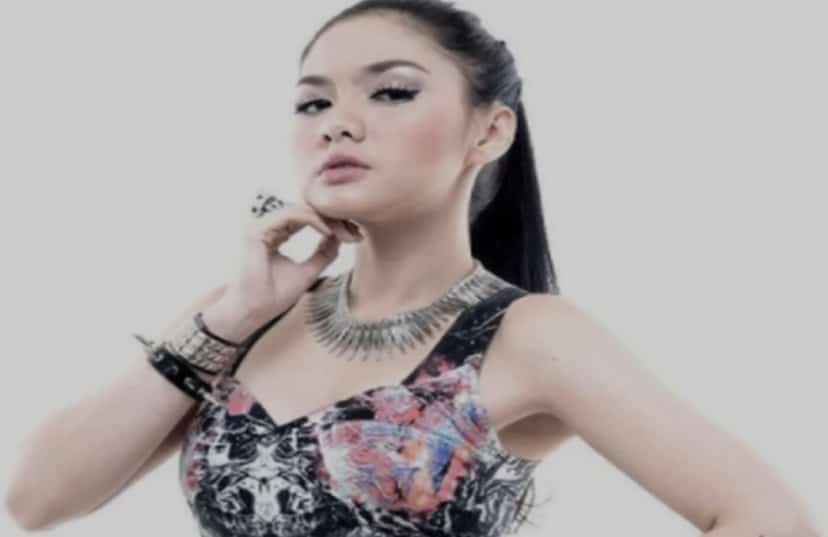 Penyanyi Vicky Shu gagal di Pilkada Cilacap, tetap eksis sebagai penyanyi. (Ist)