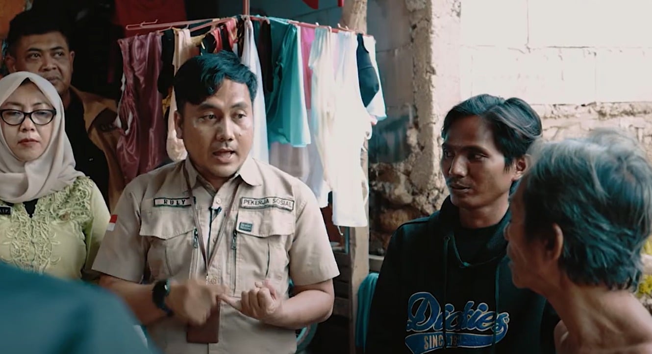 Rully, Saat berinteraksi dengan sejumlah warga kota Bogor (KIS/NICKO)