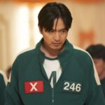 Dalam Squid Game 2 Lee Jin-wook memerakan karakter Kyung Suk yang bernomor 246.