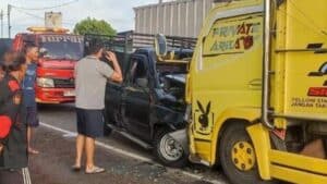 Truk vs Mobil Pikap Angkut Kambing di Ngawi, Pedagang Sragen Tewas