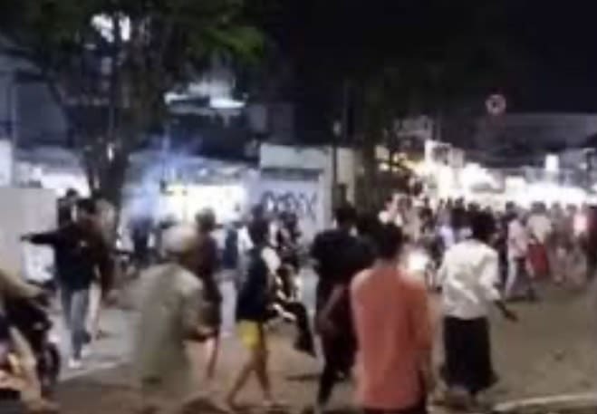 Warga membubakan tawuran yang sering terjadi di kawasan Kertapati Palembang. (Ist)