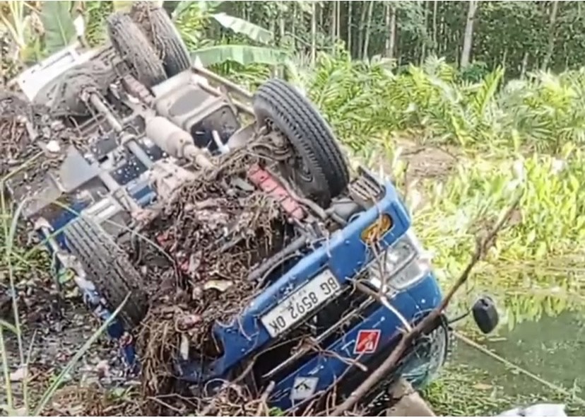 Truk Tangki Terguling di PALI, Diduga Sopir Mengantuk