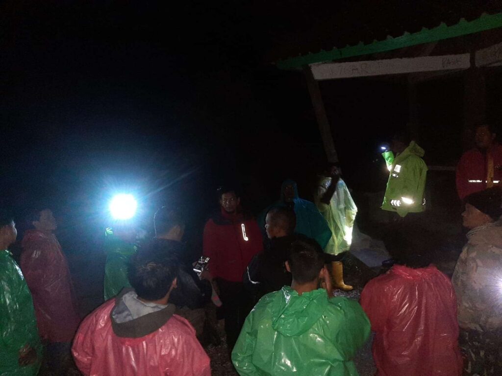 Tim Gabungan Evakuasi Warga Tersesat di Kawah Talaga Bodas Garut