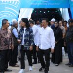 Bupati Bandung Dadang Supriatna, bersama Wakil Menteri Pekerjaan Umum Diana Kusuma Astuti, dan Direktur Utama PDAM Tirta Raharja Teddy Setiabudi melakukan groundbreaking proyek Pengembangan Sistem Penyediaan Air Minum (SPAM) bagian Timur Kabupaten Bandung. (Ist)