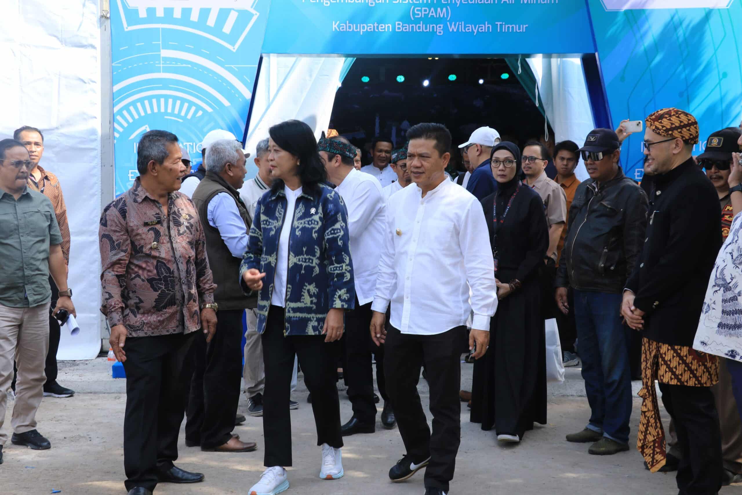 Bupati Bandung Dadang Supriatna, bersama Wakil Menteri Pekerjaan Umum Diana Kusuma Astuti, dan Direktur Utama PDAM Tirta Raharja Teddy Setiabudi melakukan groundbreaking proyek Pengembangan Sistem Penyediaan Air Minum (SPAM) bagian Timur Kabupaten Bandung. (Ist)