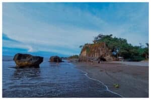 Pantai Batu Saung, Destinasi Favorit untuk Liburan Keluarga di Banten