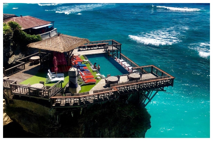Pantai Blue Point, Spot Sempurna untuk Berselancar dan Menikmati Sunset