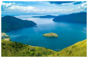 Menikmati Keindahan dan Kearifan Lokal di Danau Toba