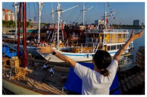 Pesona Pantai Losari Makasar: Sunset, Kuliner dan Kapal Phinisi