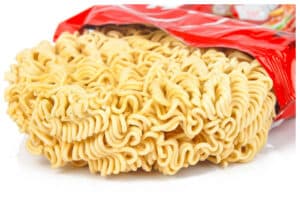Suka Makan Mie Instan Mentah? Kenali Risiko dan Dampaknya!
