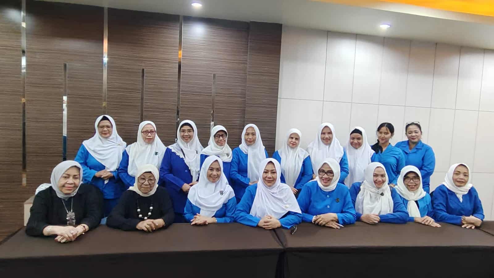 Ketua umum IKWI pusat Andi Dasmawati Ph.D beserta pengurus dan anggota berfoto bersama. (Ist)