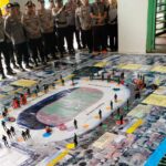 Polisi menggelar simulasi pengamanan jelang laga Persija vs Persib di Stadion Patriot Candrabhaga Kota Bekasi. (KIS/Joy Andre).