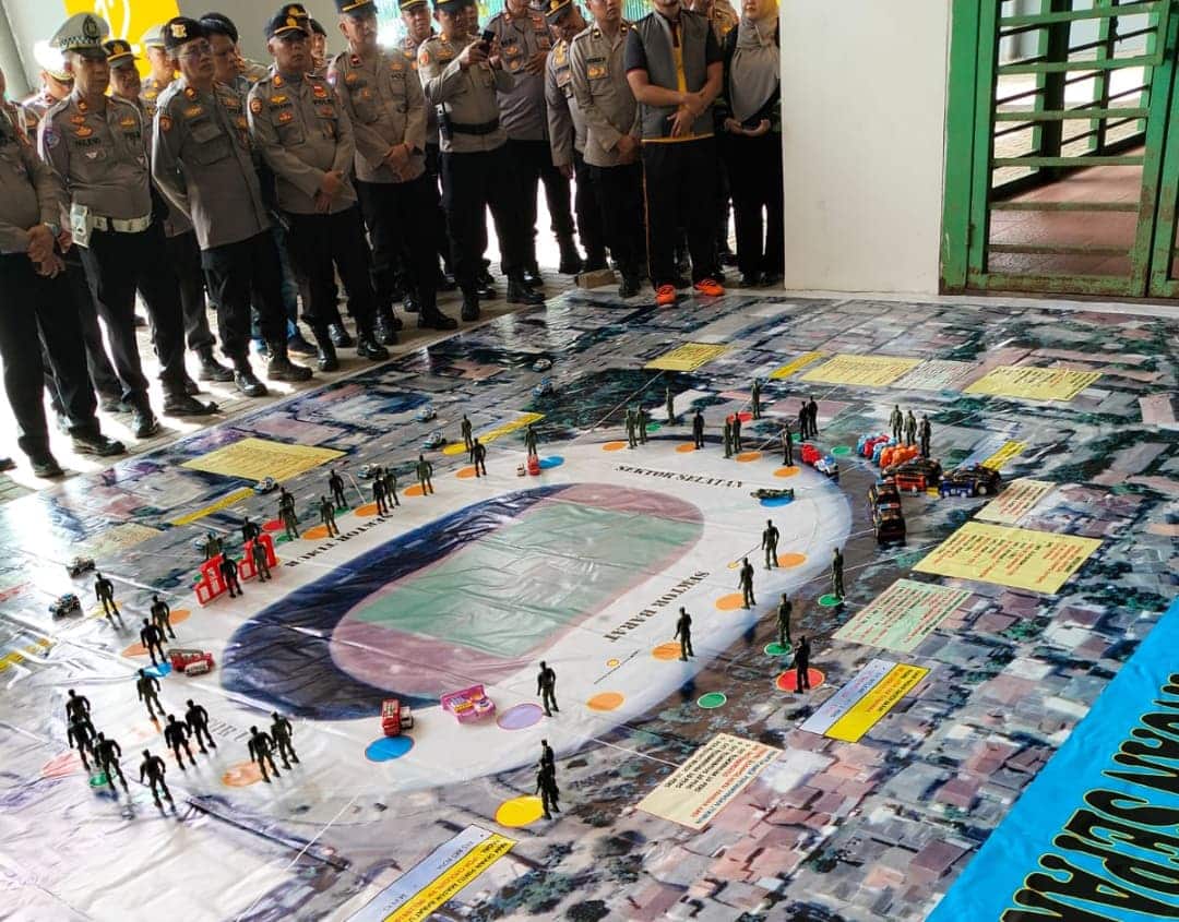 Polisi menggelar simulasi pengamanan jelang laga Persija vs Persib di Stadion Patriot Candrabhaga Kota Bekasi. (KIS/Joy Andre).