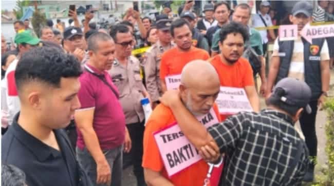 Reka ulang kasus pembunuhan libatkan ayah dan dua anaknya terhadap tetangga digelar petugas Polsek Sunggal. (Lilik)