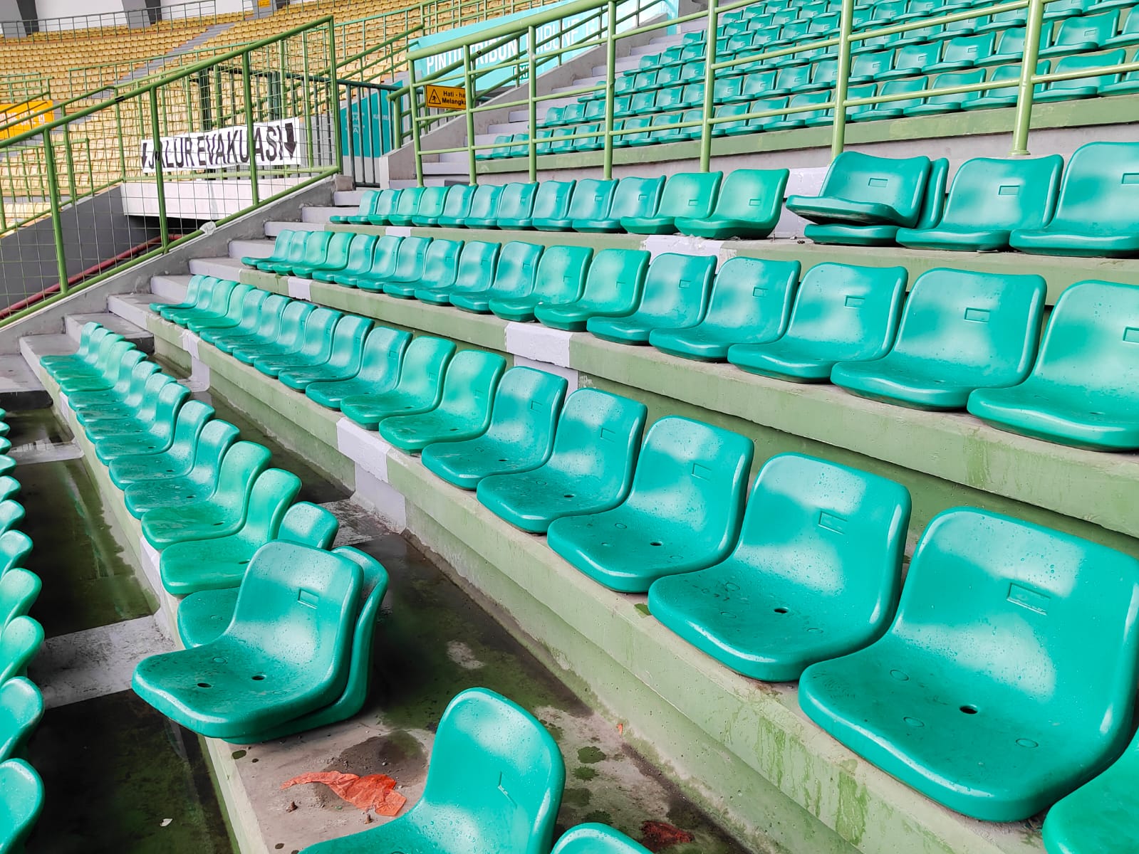 Kondisi bangku penonton yang rusak usai pertandingan Persija Jakarta melawan Persib Bandung di Stadion Patriot Candrabhaga Kota Bekasi. (KIS/Joy Andre)