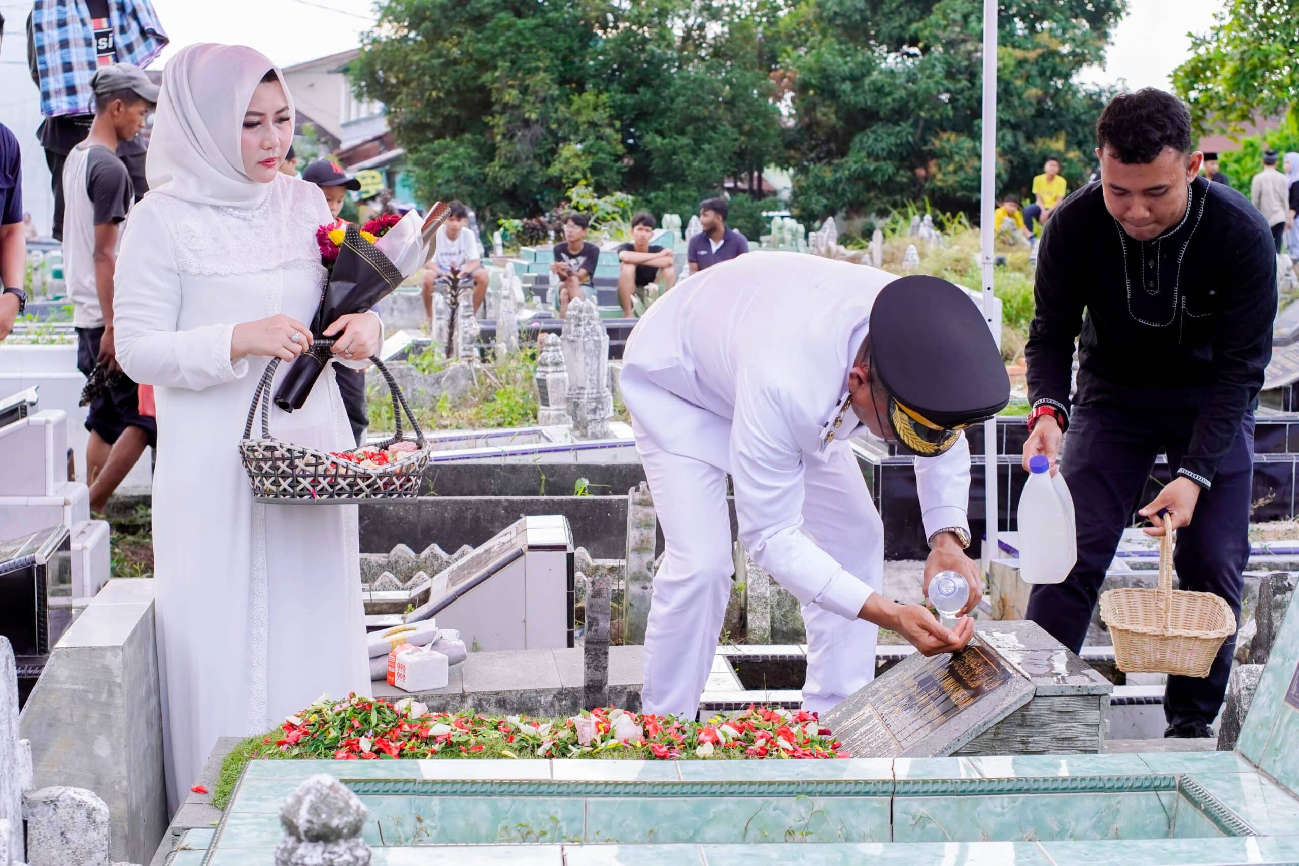 Wakil Wali Kota Medan Zakiyudd Harahap ziarah ke makam ibunda. (Ist)