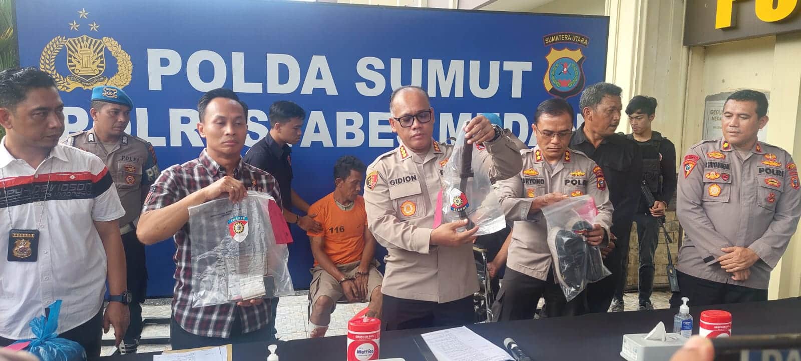 Kapolrestabes Medan, Kombes Gidion Arif Setyawan gelar pers rilis kasus pembunuhan terhadap pengemudi taksol. (Lilik)