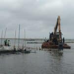 Satu unit backhoe yang diterjunkan oleh pihak PT TRPN untuk membongkar pagar laut di Tarumajaya, Kabupaten Bekasi, Selasa (11/2/2025). (KIS/Joy Andre).