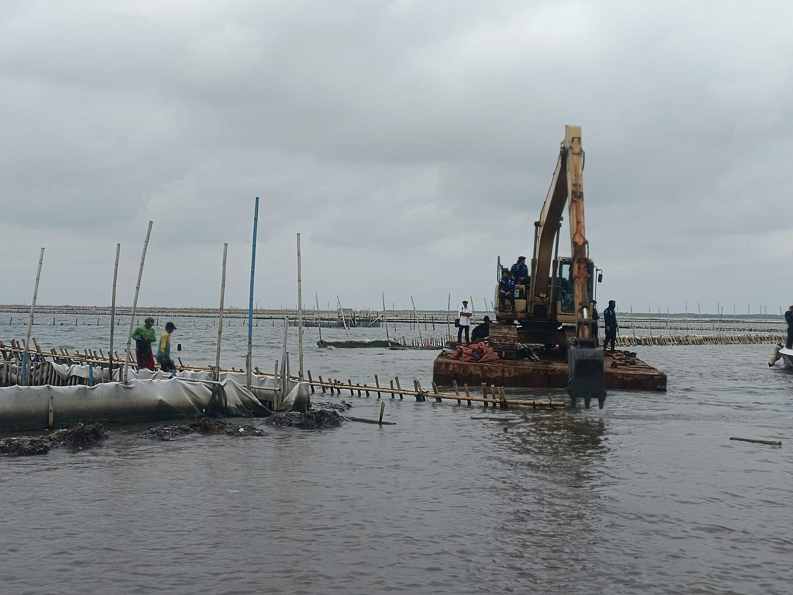 Satu unit backhoe yang diterjunkan oleh pihak PT TRPN untuk membongkar pagar laut di Tarumajaya, Kabupaten Bekasi, Selasa (11/2/2025). (KIS/Joy Andre).