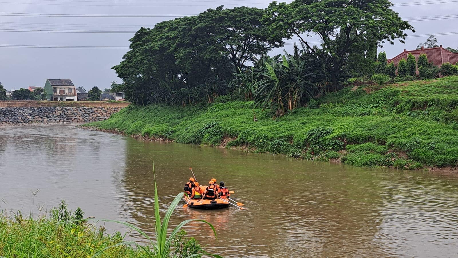 Petugas tim SAR mencari dua bocah yang diduga tenggelam di Kali Bekasi. (Ist)
