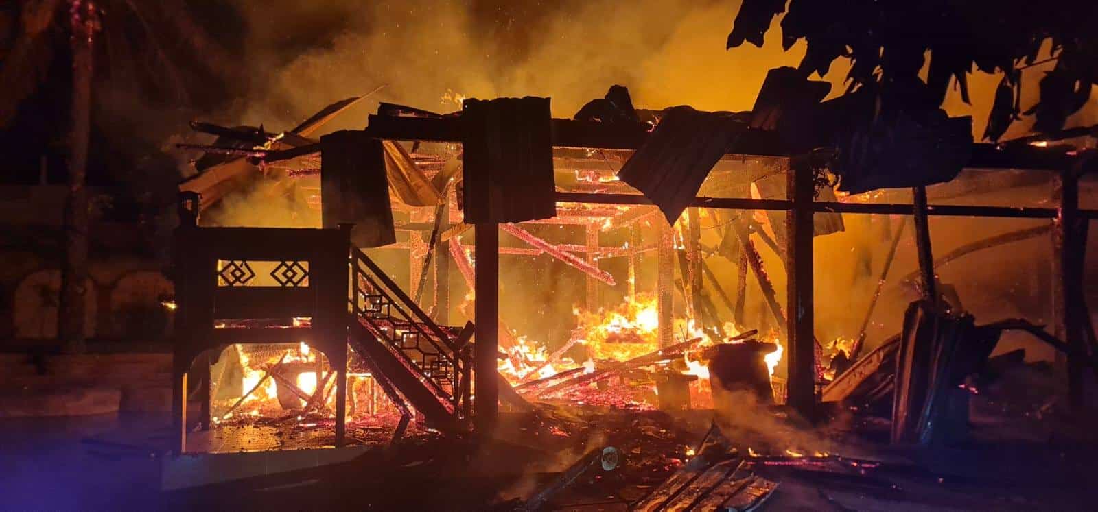 KEBAKARAN KAFE LAMONGAN3