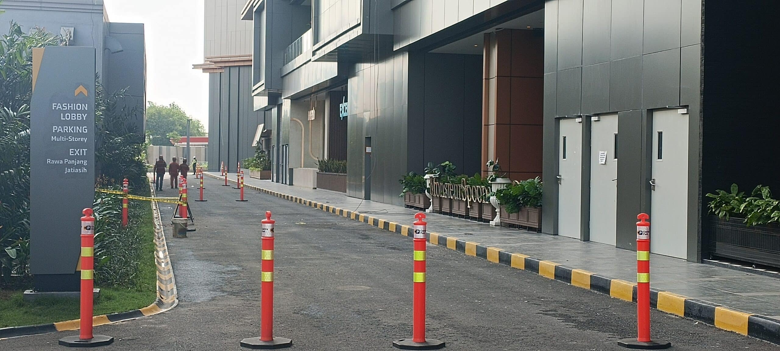Area Pakuwon Mal yang menjadi lokasi terjatuhnya dua pekerja pembersih kaca yang terjatuh dari lantai 8, Jumat (7/2/2025).(Joy Andre/KIS)