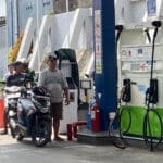 Warga yang antusias mengkumandangkan lagu Indonesia Raya saat mengisi bensin di SPBU Jalan Makam Pahlawan, Bekasi Timur, Kota Bekasi, Selasa (25/2/2025). (KIS/Joy Andre)