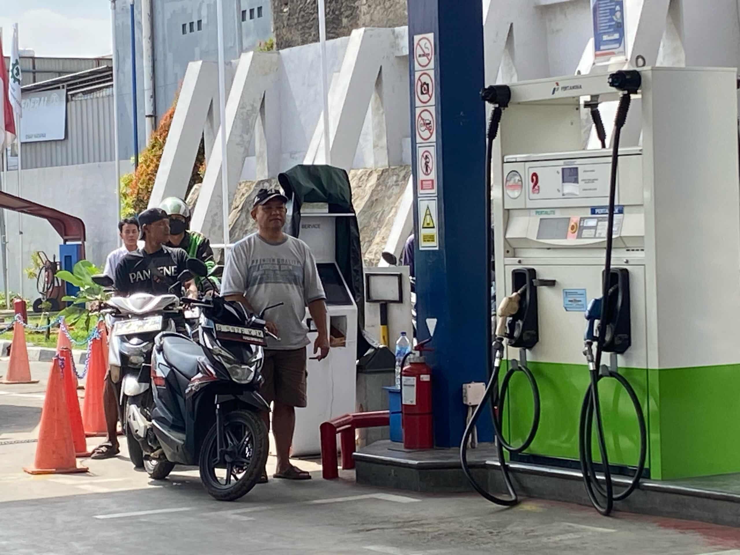 Warga yang antusias mengkumandangkan lagu Indonesia Raya saat mengisi bensin di SPBU Jalan Makam Pahlawan, Bekasi Timur, Kota Bekasi, Selasa (25/2/2025). (KIS/Joy Andre)