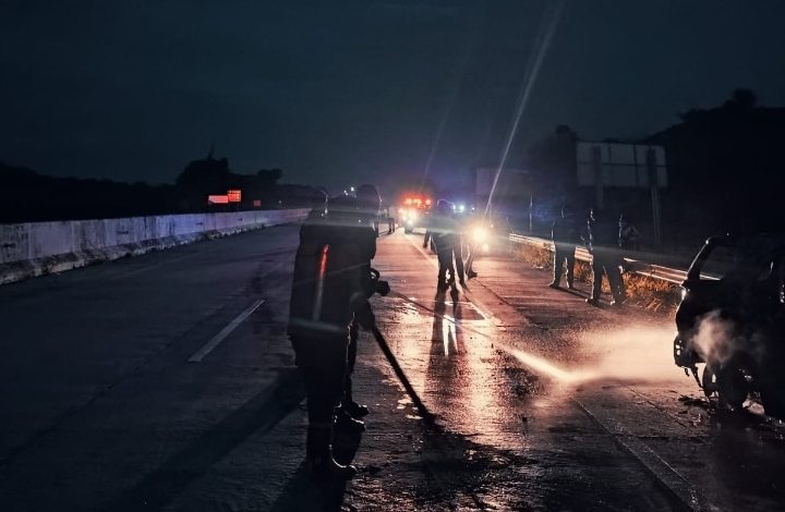 Toyota Rush terbakar