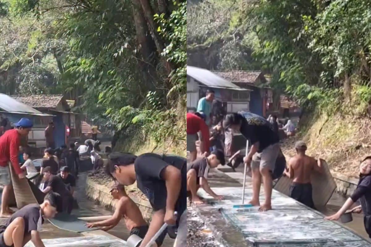 remaja cuci karpet bersama