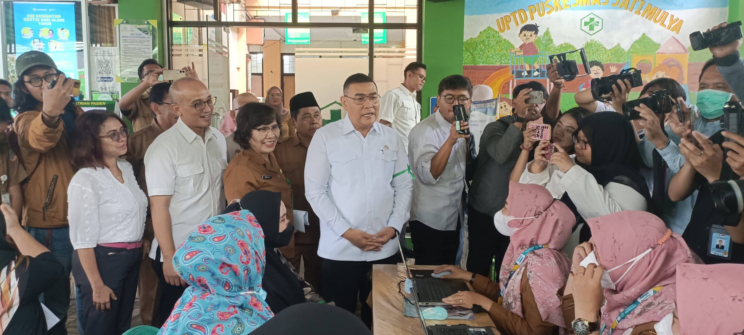 Wakil Menteri Agraria dan Tata Ruang Badan Pertanahan Nasional (Wamen ATR/BPN) Ossy Dermawan saat meninjau lokasi pelayanan cek kesehatan gratis di Puskesmas Jatimulya, Kabupaten Bekasi, Senin (10/2/2025). (KIS/Joy Andre).