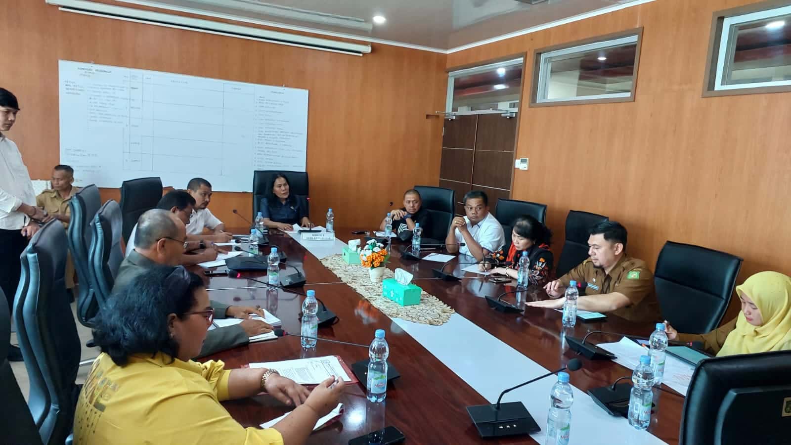 Kepala Sekolah PGRI SMP Negeri 4 Medan Riang Sihite hadiri rapat dengar pendapat dengan DPRD Medan. (Ist)
