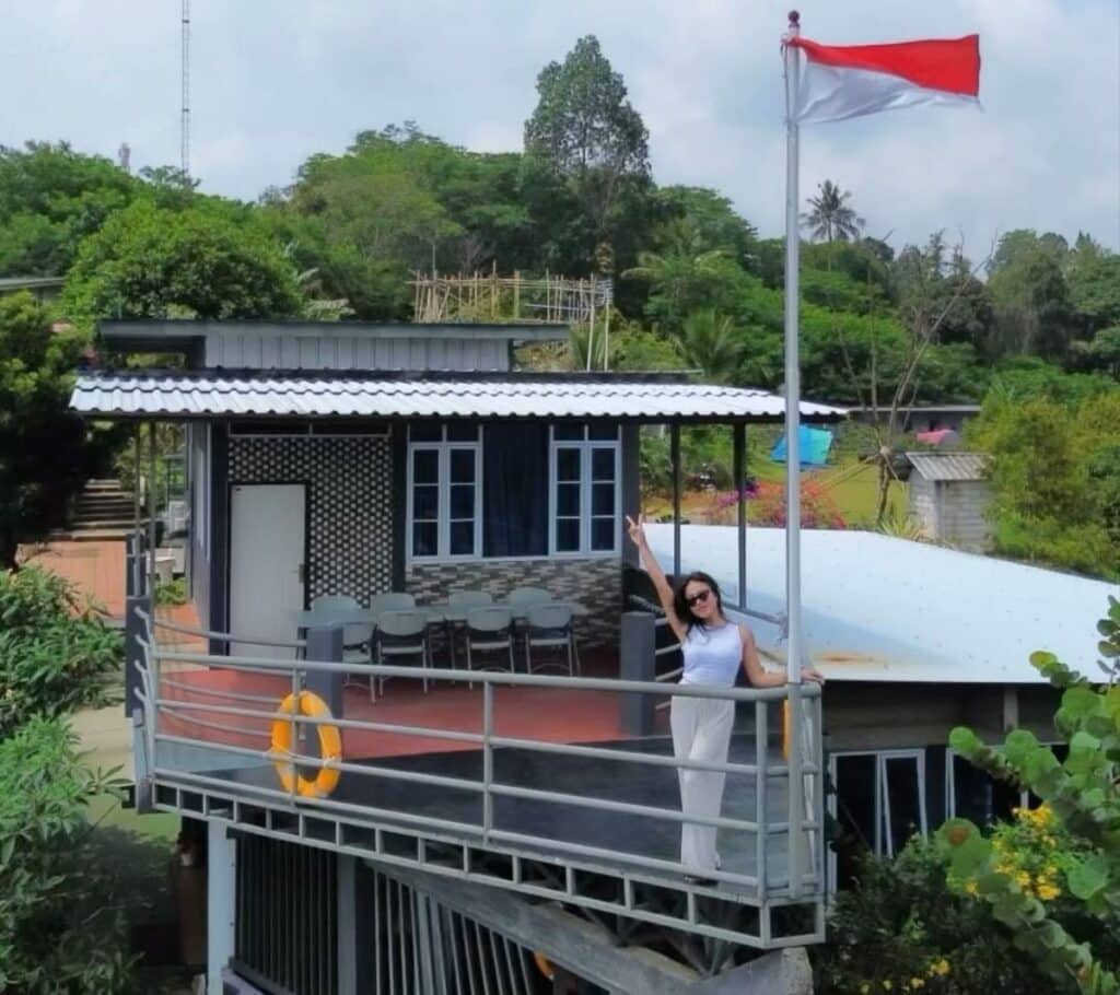 Menikmati Kuliner Sambil Bersantai di Kape Kapal Megamendung, Bogor