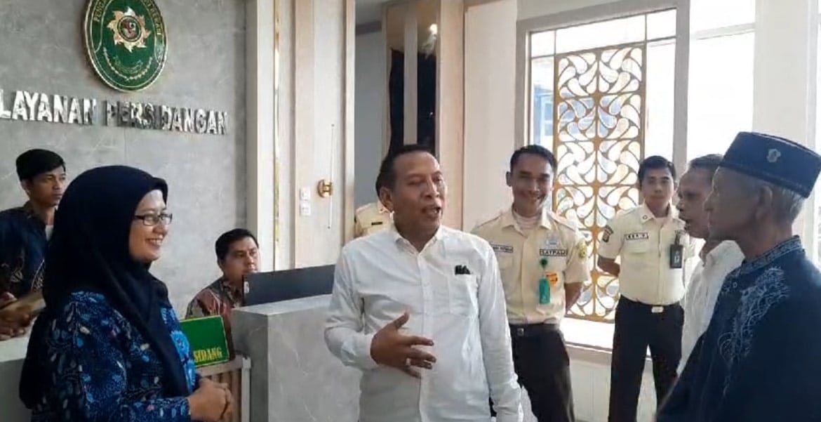 Kuasa hukum warga Jatikarya, Dani Bahdani, saat ditemui di PN Bekasi bersama dengan warga Jatikarya, Kamis (20/2/2025). (KIS/Joy Andre)