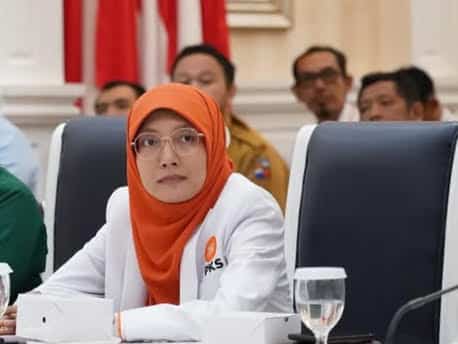 Anna Mariam Fadhilah menunjukkan perlunya evaluasi mendalam terhadap pengelolaan data di Bapperinda. (KIS/NICKO)