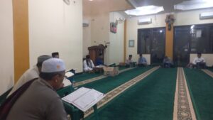 Malam Pertama Puasa, Puluhan Kaum Bapak dan Ibu Tadarusan di Masjid Poris Indah