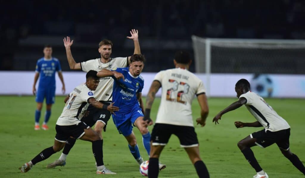 Persib Bandung Kokoh di Puncak Klasemen Sementara BRI Liga 1, setelah Kalahkan PSM Makassar