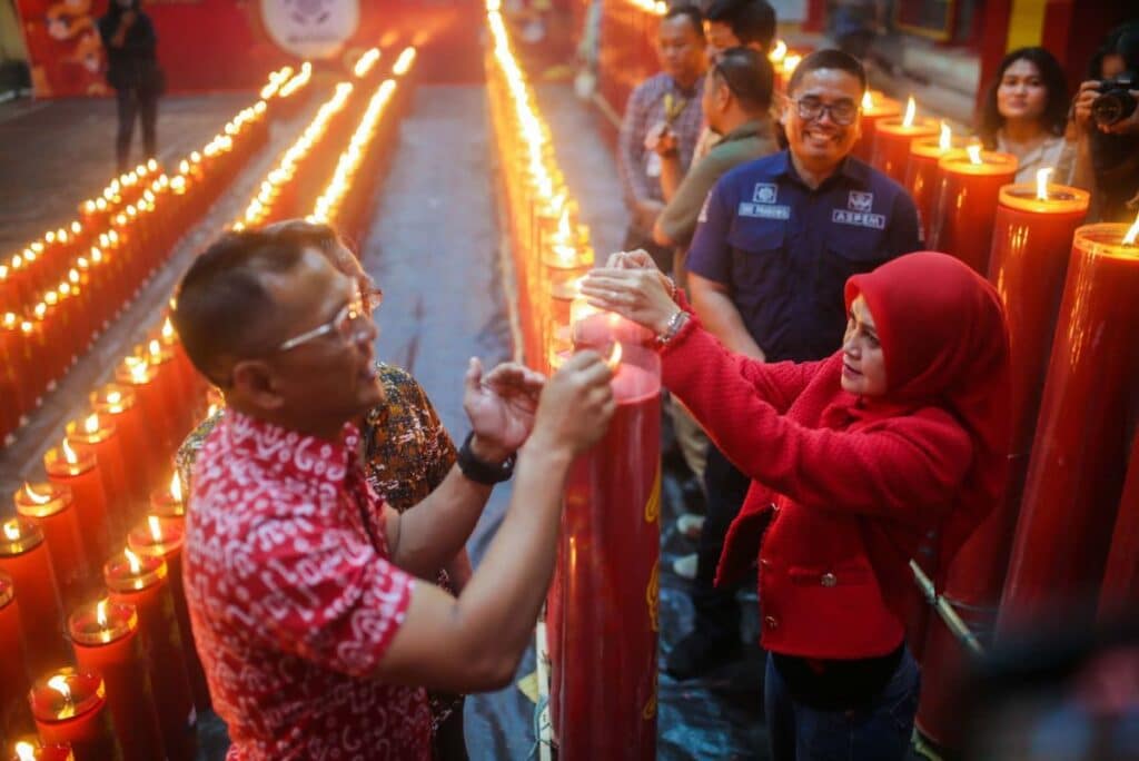 Cahaya Lilin Imlek di Vihara Dhanagun, Pj Wali Kota Bogor Sambut Tahun Baru dengan Penuh Harapan