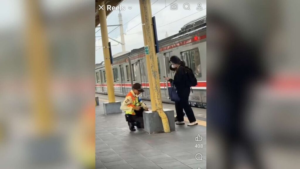 Aksi Heroik Petugas Keamanan Stasiun Kranji Dalam Menolong Penumpang Pingsan Mendapat Pujian
