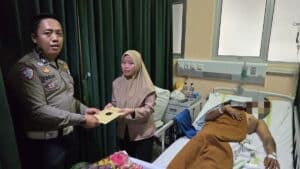 Polisi Berikan Bantuan kepada Keluarga Korban Luka pada Kecelakaan di GT Ciawi 2, Bogor