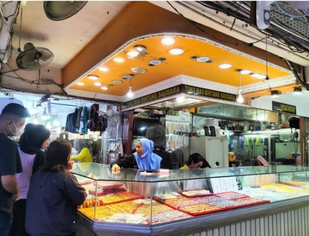 Masyarakat  Ramai Menjual Perhiasan, di Palembang Harga Emas Melonjak Hingga Rp8,7 Juta per Suku